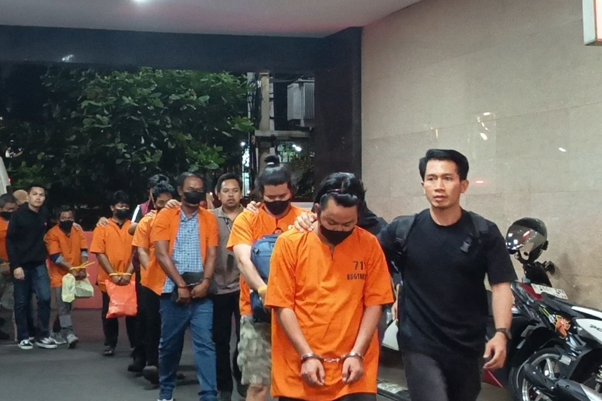 Delapan Tersangka Penyelundupan 1,3 Ton Ketamin Tiba di Bareskrim Polri 3 Delapan Tersangka Penyelundupan 1,3 Ton Ketamin Tiba di Bareskrim Polri