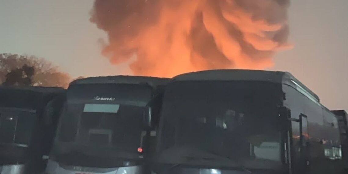 50 Bus PO Sinar Jaya Terbakar di Kawasan Industri MM2100 Bekasi, Pemadaman Berlangsung 5 Jam 1 50 Bus PO Sinar Jaya Terbakar di Kawasan Industri MM2100 Bekasi, Pemadaman Berlangsung 5 Jam