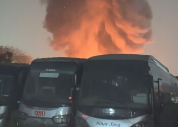 50 Bus PO Sinar Jaya Terbakar di Kawasan Industri MM2100 Bekasi, Pemadaman Berlangsung 5 Jam