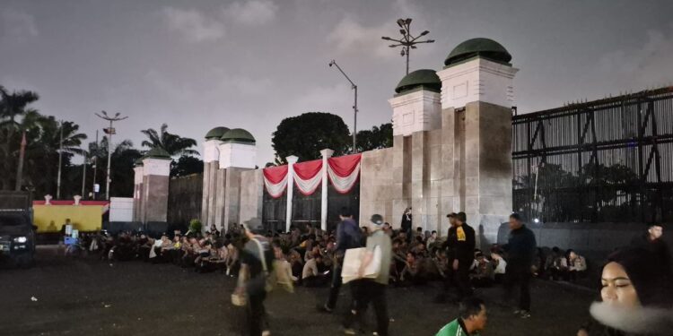 Jelang Demo 27 Agustus, Situasi Depan Gedung DPR Kondusif, Logistik dari Warga Terus Berdatangan