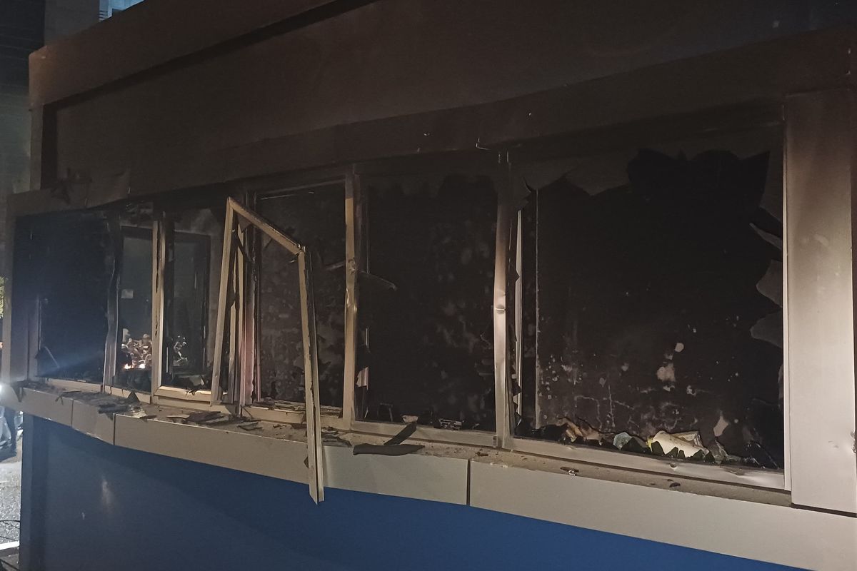 Pos Pantau Lalu Lintas di Bawah Flyover Slipi Hangus Dibakar Saat Demo di DPR
