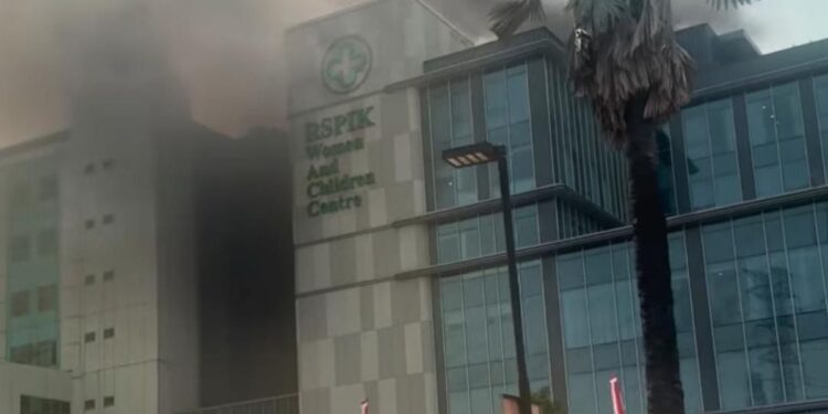 Kebakaran Melanda Bedeng Proyek Dekat RS PIK Jakut, Diduga akibat Korsleting