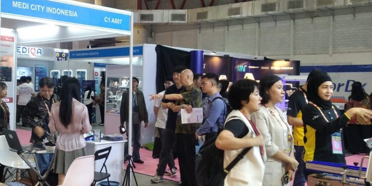 Pameran Industri Medis IIGE 2026 Diikuti 60 Peserta Dari Sembilan Negara 1 AJANG INTERNASIONAL: Pameran Internasional IndoHealthcare Gakeslab Expo 2026 resmi dibuka di Hall B2 Jakarta International Expo (JIExpo) Kemayoran, Jakarta Pusat pada Rabu (5/8/2026). (FOTO: WAYTRI/KORANINDOPOS.COM)