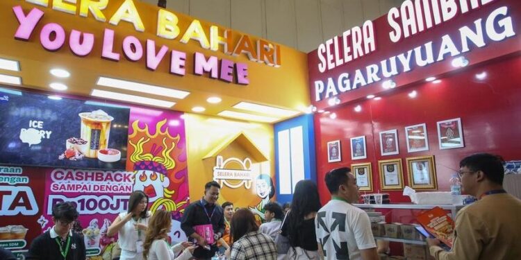 PELUANG USAHA: Pengunjung mencari informasi di salah satu gerai waralaba peserta IFRA 2026 di ICE BSD City, Kabupaten Tangerang, Banten. (Foto: lensaternate.com)