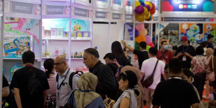 ANTUSIAS PENGUNJUNG: Pameran bisnis internasional Jakarta International Baby Product & Toys Expo and Indonesian Stationery Expo (IBTE) 2026 akan digelar pada 19–22 Agustus 2026. (FOTO: WAYTRI/KORANINDOPOS.COM)