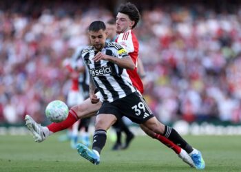AKSI ATRAKTIF: Declan Rice mencoba merebut bola dari kaki Bruno Guimaraes di laga Arsenal vs Newcastle pada Sabtu (25/4/2026). (Foto: (c) AP Photo/Ian Walton)