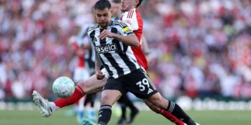 AKSI ATRAKTIF: Declan Rice mencoba merebut bola dari kaki Bruno Guimaraes di laga Arsenal vs Newcastle pada Sabtu (25/4/2026). (Foto: (c) AP Photo/Ian Walton)