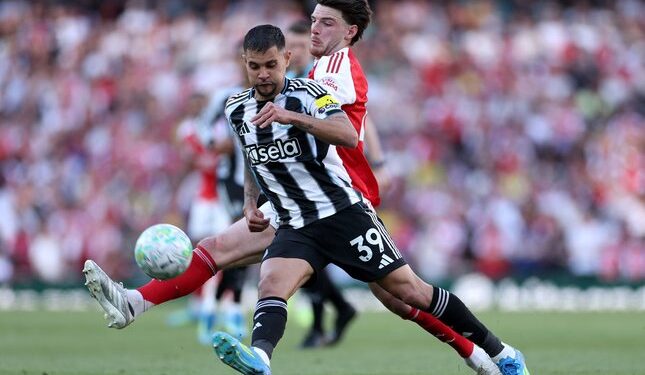 Arsenal Tak Sabar Boyong Bruno Guimaraes Dari Newcastle 1 AKSI ATRAKTIF: Declan Rice mencoba merebut bola dari kaki Bruno Guimaraes di laga Arsenal vs Newcastle pada Sabtu (25/4/2026). (Foto: (c) AP Photo/Ian Walton)