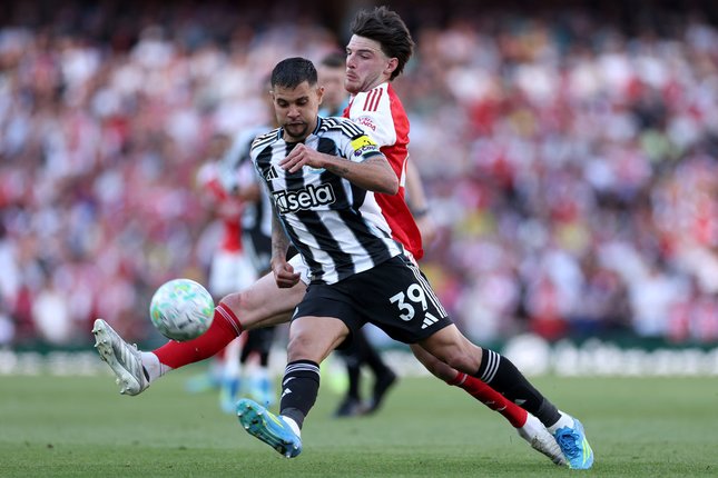Arsenal Tak Sabar Boyong Bruno Guimaraes Dari Newcastle 2 AKSI ATRAKTIF: Declan Rice mencoba merebut bola dari kaki Bruno Guimaraes di laga Arsenal vs Newcastle pada Sabtu (25/4/2026). (Foto: (c) AP Photo/Ian Walton)