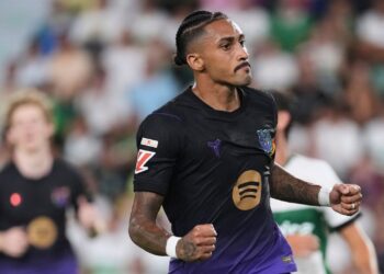 TETAP MAKSIMAL: Pemain Barcelona Raphinha merayakan gol dalam laga La Liga Spanyol antara Elche vs Barcelona di Elche, Spanyol pada Minggu (23/8/2026). (Foto: (c) AP Photo/Alberto Saiz)