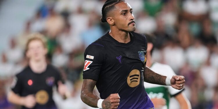 TETAP MAKSIMAL: Pemain Barcelona Raphinha merayakan gol dalam laga La Liga Spanyol antara Elche vs Barcelona di Elche, Spanyol pada Minggu (23/8/2026). (Foto: (c) AP Photo/Alberto Saiz)