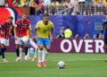 DEBUT PERDANA: Bruno Guimaraes ancang-ancang mengambil penalti di laga Brasil vs Norwegia pada Senin (6/7/2026). (Foto: (c) AP Photo/Frank Franklin II)