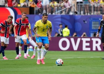 DEBUT PERDANA: Bruno Guimaraes ancang-ancang mengambil penalti di laga Brasil vs Norwegia pada Senin (6/7/2026). (Foto: (c) AP Photo/Frank Franklin II)