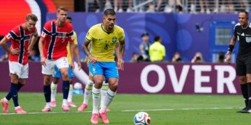 DEBUT PERDANA: Bruno Guimaraes ancang-ancang mengambil penalti di laga Brasil vs Norwegia pada Senin (6/7/2026). (Foto: (c) AP Photo/Frank Franklin II)