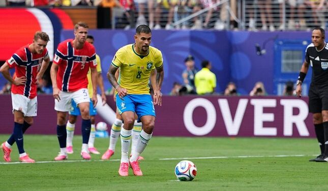 Debut Perdana Bruno Guimaraes Disambut Meriah Publik Emirates 1 DEBUT PERDANA: Bruno Guimaraes ancang-ancang mengambil penalti di laga Brasil vs Norwegia pada Senin (6/7/2026). (Foto: (c) AP Photo/Frank Franklin II)
