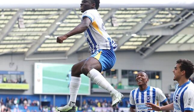 Karakter Box-to-Box Carlos Baleba Bikin MU Kepincut 1 PEMAIN INCARAN: Carlos Baleba merayakan golnya bersama skuad Brighton. (F0to: (c) Brighton Official)