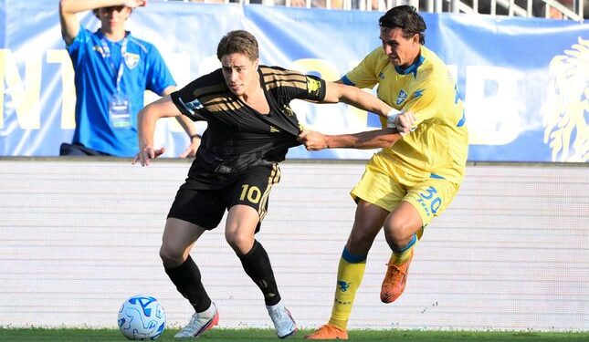 DUEL SENGIT: Ilario Monterisi mencoba merebut bola dari kaki Kenan Yildiz di laga Frosinone vs Juventus pada Senin (24/8/2026). (Foto: (c) Alfredo Falcone/LaPresse via AP)