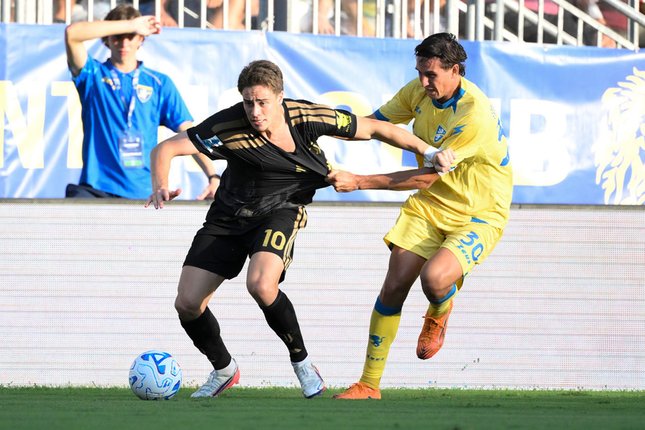 Juventus Awali Serie A Dengan Kemenangan 2 DUEL SENGIT: Ilario Monterisi mencoba merebut bola dari kaki Kenan Yildiz di laga Frosinone vs Juventus pada Senin (24/8/2026). (Foto: (c) Alfredo Falcone/LaPresse via AP)
