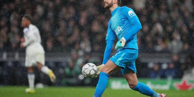 Juventus Boyong Kiper Baru Guglielmo Vicario Dari Tottenham 1 BURSA TRANSFER: Kiper Tottenham Guglielmo Vicario beraksi pada laga league phase Liga Champions antara Tottenham vs Borussia Dortmund di London, Inggris pada Selasa, 20 Januari 2026. (Foto: (c) AP Photo/Kin Cheung)