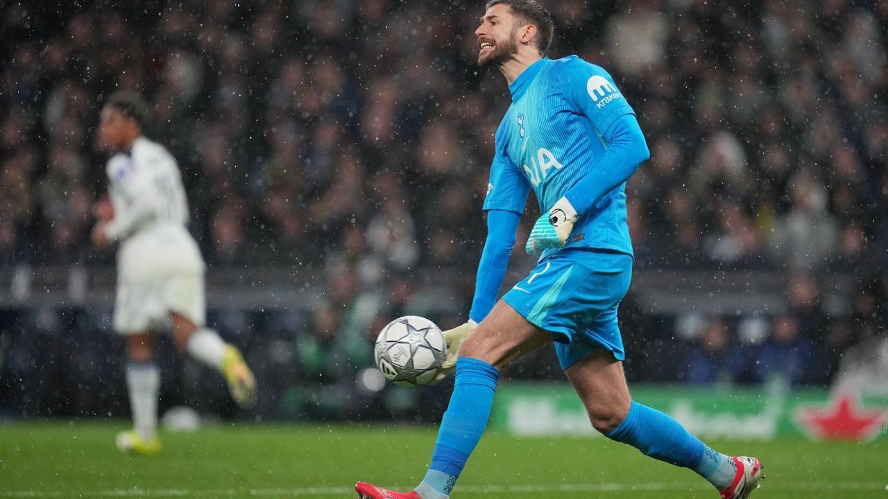 BURSA TRANSFER: Kiper Tottenham Guglielmo Vicario beraksi pada laga league phase Liga Champions antara Tottenham vs Borussia Dortmund di London, Inggris pada Selasa, 20 Januari 2026. (Foto: (c) AP Photo/Kin Cheung)