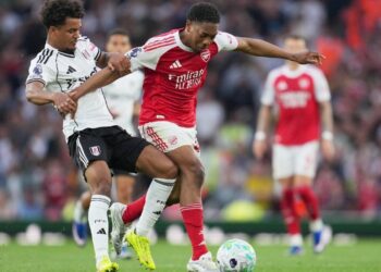 DUEL SENGIT: Aksi Myles Lewis-Skelly dalam laga Arsenal vs Fulham di Premier League pada Sabtu (2/5/2026). (Foto: (c) AP Photo/Kin Cheung)