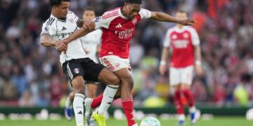 DUEL SENGIT: Aksi Myles Lewis-Skelly dalam laga Arsenal vs Fulham di Premier League pada Sabtu (2/5/2026). (Foto: (c) AP Photo/Kin Cheung)