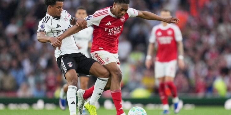 Manchester United Siapkan Skuad Baru Jelang Musim Depan 1 DUEL SENGIT: Aksi Myles Lewis-Skelly dalam laga Arsenal vs Fulham di Premier League pada Sabtu (2/5/2026). (Foto: (c) AP Photo/Kin Cheung)
