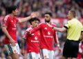 POLEMIK GOL: Pemain Manchester United, Harry Maguire (kiri) dan Bruno Fernandes beradu argumen dengan wasit Michael Salisbury. (Foto: (c) AP Photo/Dave Thompson)