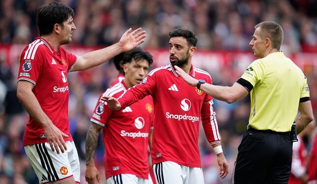 Manchester United Menang 5-2, Gol Bunuh Diri Dipersoalkan Ipswich Town 1 POLEMIK GOL: Pemain Manchester United, Harry Maguire (kiri) dan Bruno Fernandes beradu argumen dengan wasit Michael Salisbury. (Foto: (c) AP Photo/Dave Thompson)