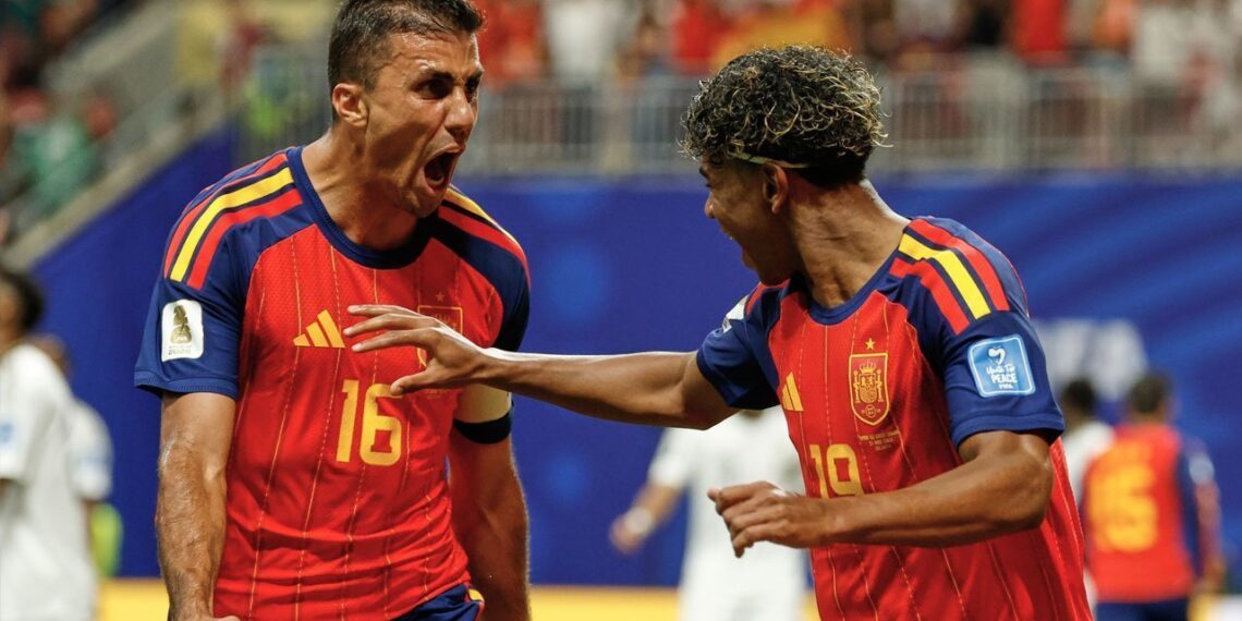 PERKUAT CATALUNYA: Pemain Spanyol Lamine Yamal merayakan gol bersama rekan setimnya Rodri (kiri), setelah mencetak gol dalam laga Grup H Piala Dunia 2026 antara Spanyol vs Arab Saudi di Atlanta pada Minggu (21/6/2026). (Foto: (c) AP Photo/Erik S.Lesser)