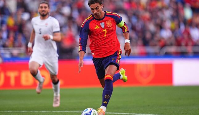 BURSA TRANSFER: Ferran Torres menggiring bola sebelum mencetak gol pembuka ke gawang Irak dalam laga uji coba internasional di Estadio Abanca-Riazor pada 5 Juni 2026. (Foto: (c) AP Photo/Manu Fernandez)