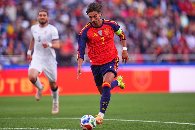 PSG Sukses Boyong Ferran Torres Dari Barcelona 2 BURSA TRANSFER: Ferran Torres menggiring bola sebelum mencetak gol pembuka ke gawang Irak dalam laga uji coba internasional di Estadio Abanca-Riazor pada 5 Juni 2026. (Foto: (c) AP Photo/Manu Fernandez)
