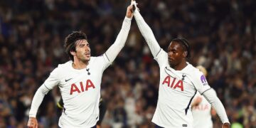 RAYAKAN KEMENANGAN: Skuad Tottenham merayakan gol Sandro Tonali ke gawang Chelsea pada Sabtu (1/8/2026). (Foto: (c) Tottenham Hotspur Official)