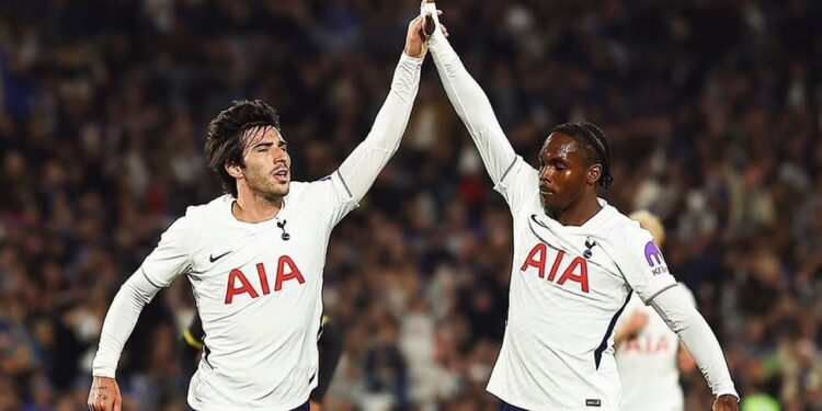 RAYAKAN KEMENANGAN: Skuad Tottenham merayakan gol Sandro Tonali ke gawang Chelsea pada Sabtu (1/8/2026). (Foto: (c) Tottenham Hotspur Official)
