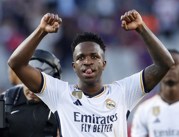 JADI INCARAN: Winger Timnas Brasil,  Vinicius Junior, masih asyik dengan Real Madrid. Dia tak bicara banyak soal isu Arsenal dikabarkan tertarik merekrutnya. Kontrak Vinicius Junior di Real Madrid akan berakhir pada musim panas 2027. (Foto: REUTERS/ALBERT GEA)