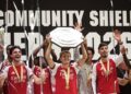 JUARA BERTAHAN: Skuad Arsenal mengangkat trofi juara Community Shield 2026. (Foto Ilustrasi: (c) AP Photo/Alastair Grant)