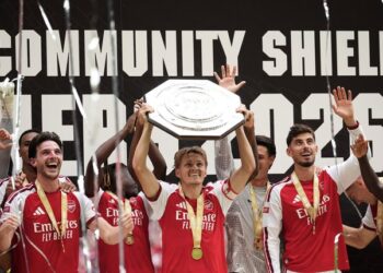 JUARA BERTAHAN: Skuad Arsenal mengangkat trofi juara Community Shield 2026. (Foto: (c) AP Photo/Alastair Grant)
