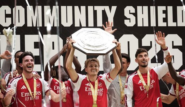 JUARA BERTAHAN: Skuad Arsenal mengangkat trofi juara Community Shield 2026. (Foto: (c) AP Photo/Alastair Grant)