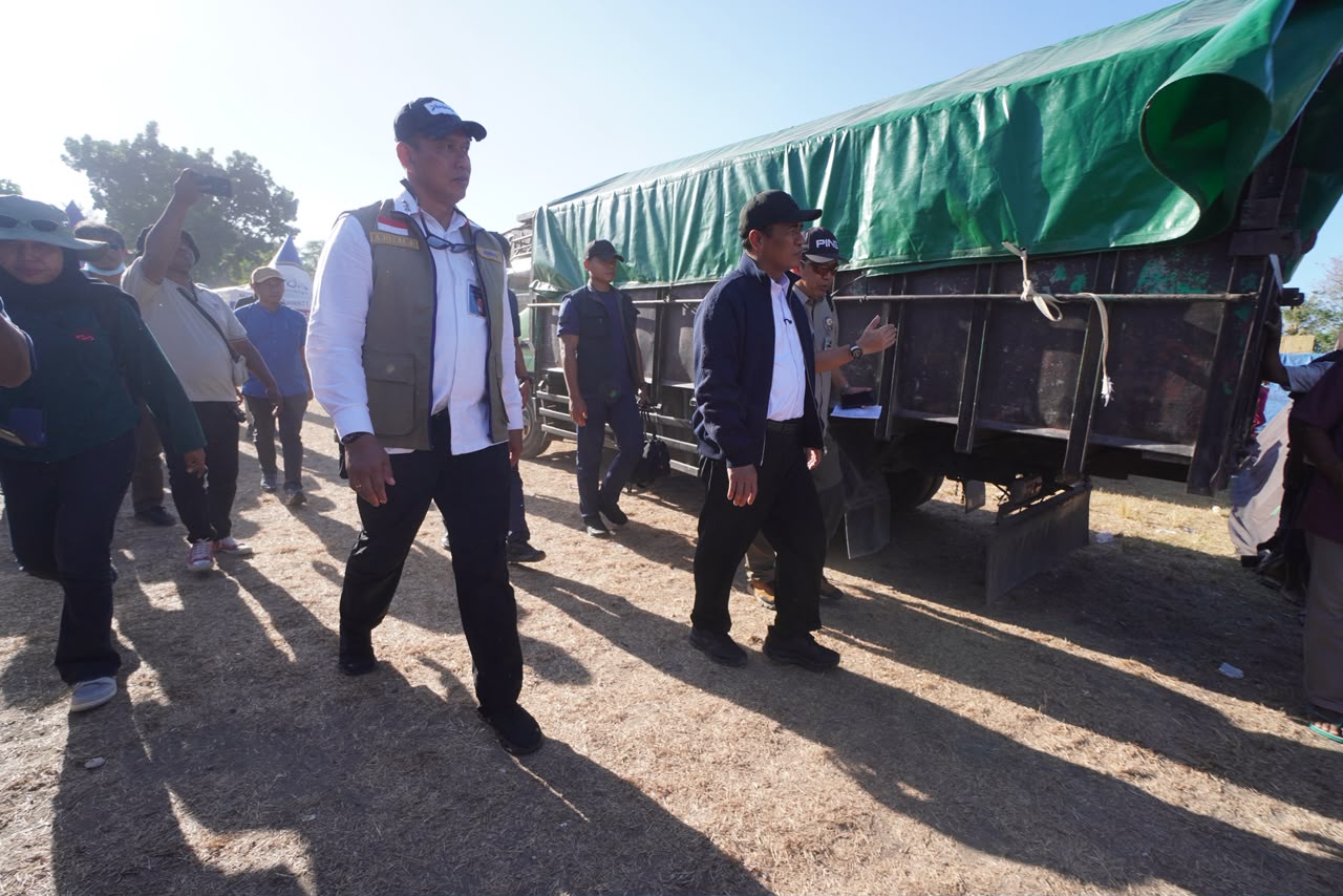 Kepala Bapanas dan Dirut BULOG Tinjau Langsung Penyaluran Bantuan Korban Gempa Flores 2 Kepala Bapanas dan Dirut BULOG Tinjau Langsung Penyaluran Bantuan Korban Gempa Flores