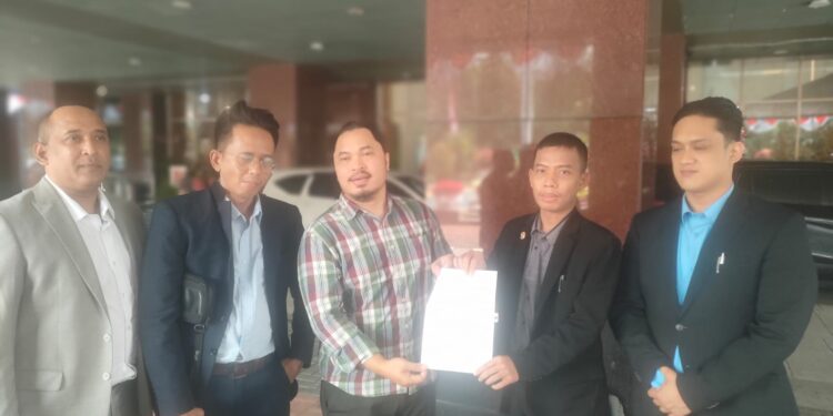 Satu Tahun Berlalu, Leon Travis Mengaku Tak Menyerah Memperjuangkan Hak-Haknya di Kedubes Amerika Serikat 1 Satu Tahun Berlalu, Leon Travis Mengaku Tak Menyerah Memperjuangkan Hak-Haknya di Kedubes Amerika Serikat