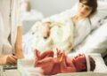 ANGKA KELAHIRAN: Tenaga medis merawat bayi yang baru lahir. (Foto: Getty Images/iStockphoto/Soren_Jessen)