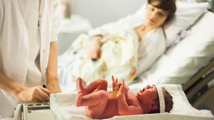ANGKA KELAHIRAN: Tenaga medis merawat bayi yang baru lahir. (Foto: Getty Images/iStockphoto/Soren_Jessen)