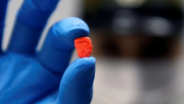 Pil Ekstasi Bergambar Wajah Trump Kembali Beredar, Kini Ditemukan di Belanda 1 OBAT TERLARANG: Polisi memperlihatkan pil ekstasi berbentuk wajah Presiden Amerika Serikat Donlad Trump yang disita di Concepcion, Chile pada Rabu (5/2/2020). (Foto: Reuters/Jose Luis Saavedra/pras)