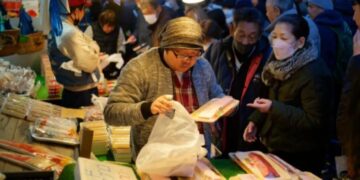 PANGKAS PAJAK: Transaksi jual beli di sebuah pasar di Tokyo, Jepang, pada 28 Desember 2024. (Foto: ANTARA/Xinhua/Zhang Xiaoyu)
