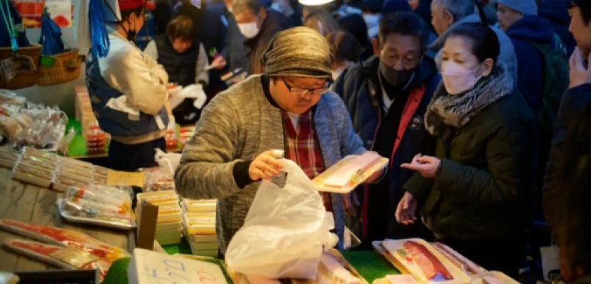 PANGKAS PAJAK: Transaksi jual beli di sebuah pasar di Tokyo, Jepang, pada 28 Desember 2024. (Foto: ANTARA/Xinhua/Zhang Xiaoyu)