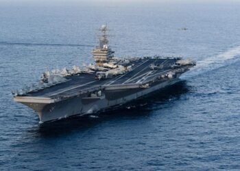 KAPAL PERANG: Kapal Induk USS Abraham Lincoln menuai sorotan publik setelah tujuh tentara AS yang merupakan kru kapal tersebut dilaporkan tewas karena saling berkelahi. (Foto: AFP/HO)