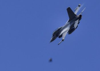 DRONE PENYUSUP: Jet tempur misi Patroli Udara Baltik Pakta Pertahanan Negara Atlantik Utara (NATO) menembak jatuh drone asing di wilayah udara Latvia pada Jumat (14/8/2026). (Foto: AFP/KENZO TRIBOUILLARD)