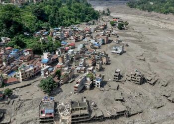 SAMPAH DAN LUMPUR: Bangunan permukiman warga Nepal tampak porak poranda akibat dihantam banjir bandang pada Rabu (26/8/2026). (Foto: AFP/PRABIN RANABHAT)