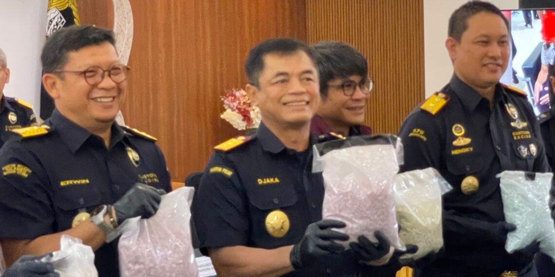 Malaysia Tak Berencana Ekstradisi Pilot Yang Tertangkap Bawa Narkoba 1 BARANG BUKTI: Kepala Bea Cukai Soekarno-Hatta Hengky Tomuan Parlindungan Aritonang memperlihatkan barang bukti. (Foto: VOI)