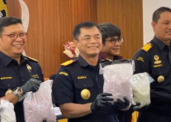BARANG BUKTI: Kepala Bea Cukai Soekarno-Hatta Hengky Tomuan Parlindungan Aritonang memperlihatkan barang bukti milik Mohd Saufi, pilot Malaysia Airlines beberapa waktu lalu. (Foto: VOI)
